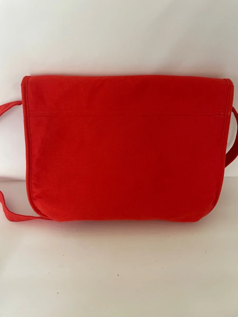 ban.do Red laptop Bag with Curved Slogan